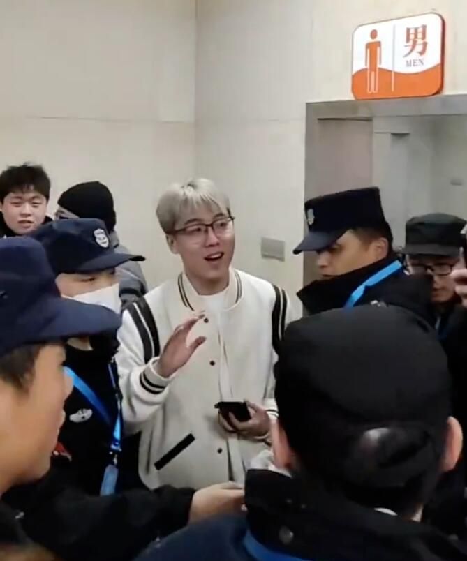 抖音陈泽去看马思唯演唱会，上厕所被粉丝拿手机拍，委屈落泪气哭了  第4张