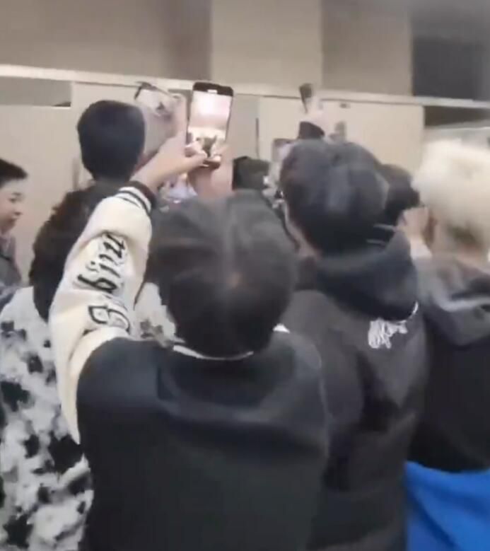 抖音陈泽去看马思唯演唱会，上厕所被粉丝拿手机拍，委屈落泪气哭了  第2张