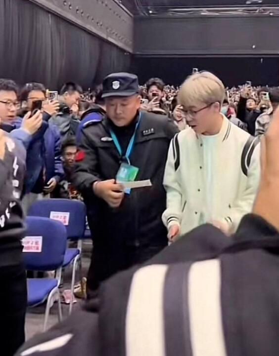 抖音陈泽去看马思唯演唱会，上厕所被粉丝拿手机拍，委屈落泪气哭了  第1张