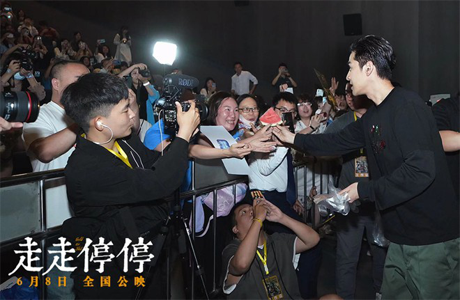 《走走停停》成都路演 胡歌分享生活中松弛感来源  第4张