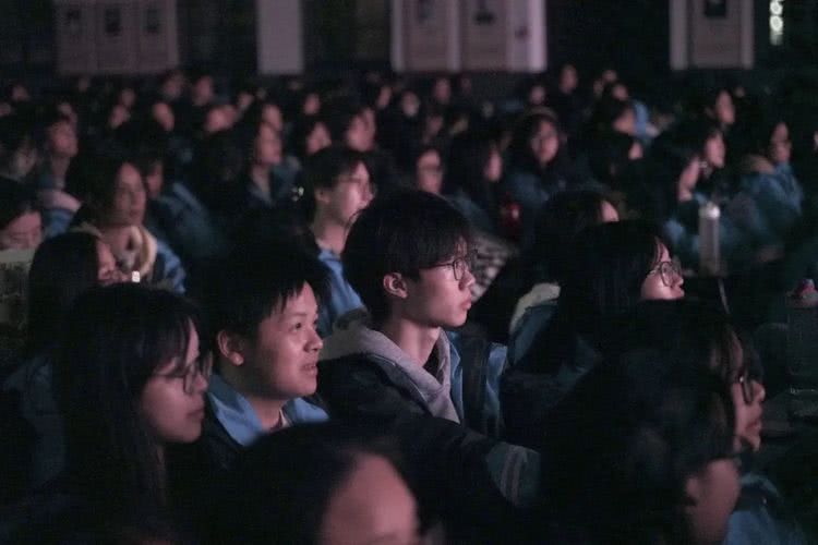 师生同上“电影思政课”——电影《出发》在湖南第一师范特别放映  第6张