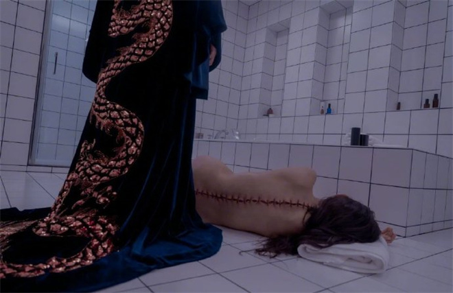 黛米·摩尔《某种物质》曝剧照 演绎“身体恐怖”  第3张