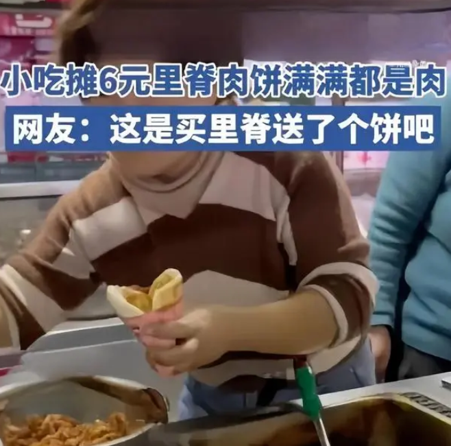 阿姨卖夹饼90度敞开往里塞肉：分量超级足！  第1张