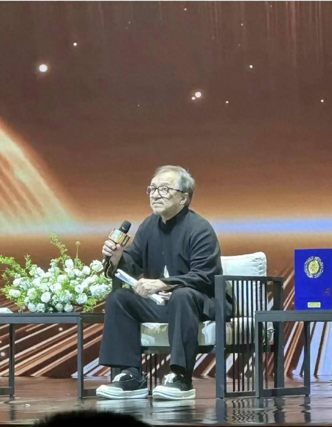 成龙近态引争议！洪金宝霸气维护成龙：说老的人根本就没有机会老  第1张