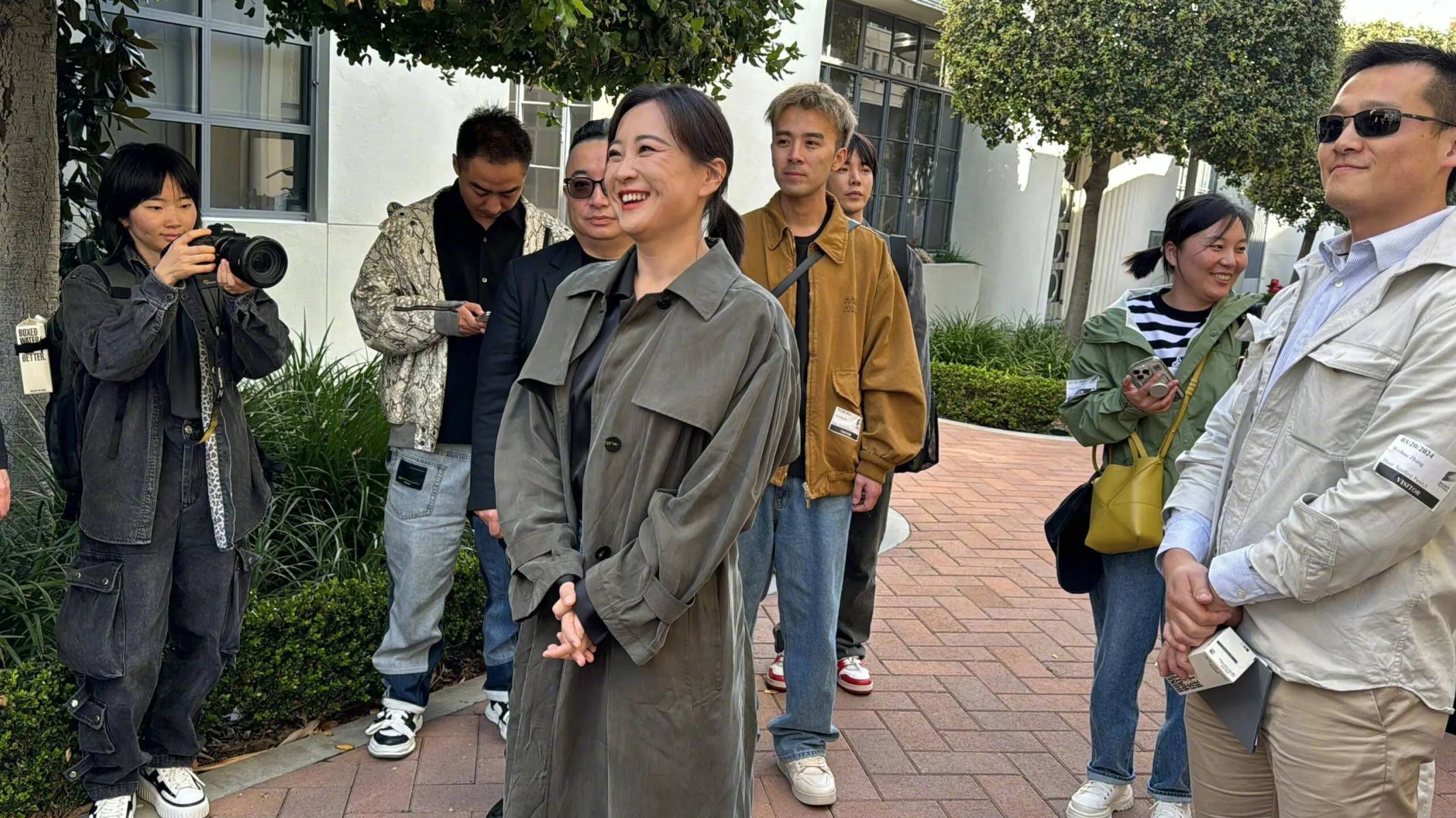 贾玲惊喜现身好莱坞索尼片场 穿灰色风衣潇洒率性  第2张