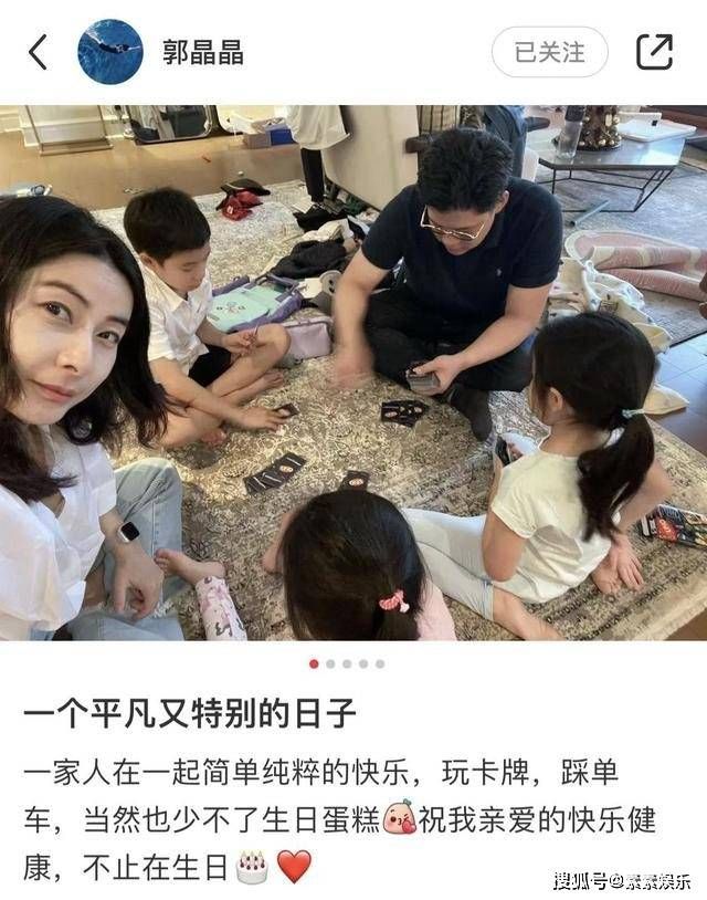 郭晶晶霍启刚带小女儿看展，6岁霍中妍背书包乖巧  第10张