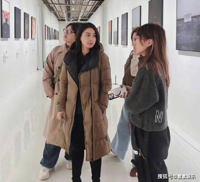 郭晶晶霍启刚带小女儿看展，6岁霍中妍背书包乖巧  第7张