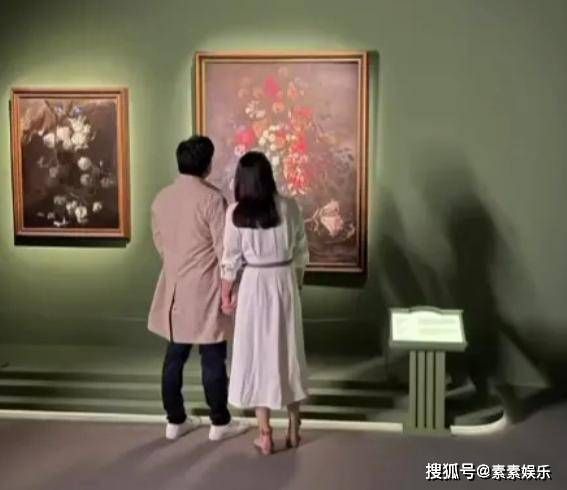 郭晶晶霍启刚带小女儿看展，6岁霍中妍背书包乖巧  第9张