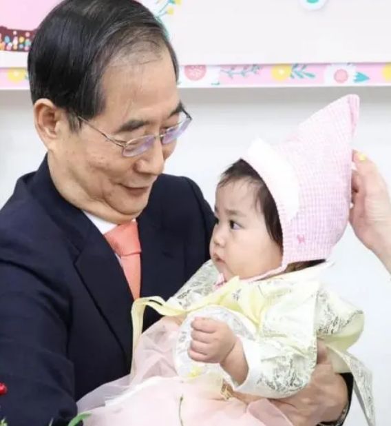 韩国一地迎新生儿 总理亲自为其戴周岁帽并称:国家喜事！  第1张