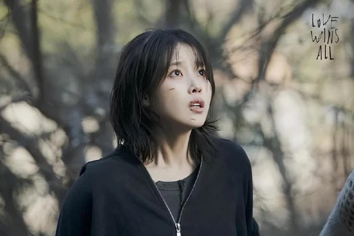 IU新歌MV陷入爭議，遭到韓國網友指責，導演出面給予解讀澄清  第3张