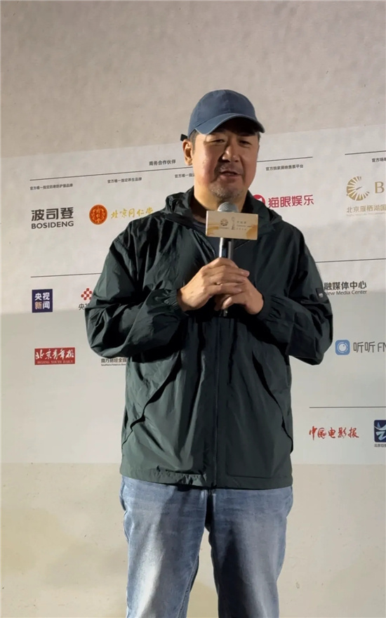 张国立拍新片，范伟周冬雨“老少配”又惹争议？<span class=